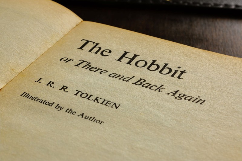 Mit Mittelerde erschuf Tolkien eine detailreiche Fantasiewelt mit eigener Geschichte, Sprache und Mythologie.