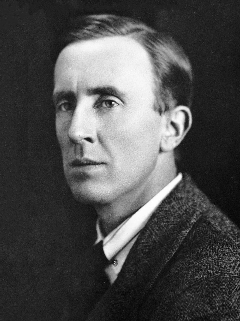 Tolkiens Kriegserfahrungen prägten die düstere Atmosphäre und die Themen von Verlust, Hoffnung und Zusammenhalt in seinen Werken.