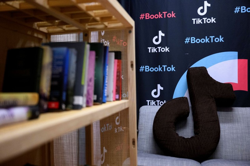 BookTok prägt zunehmend, welche Geschichten Aufmerksamkeit bekommen und wie Leser*innen neue Trends entdecken.