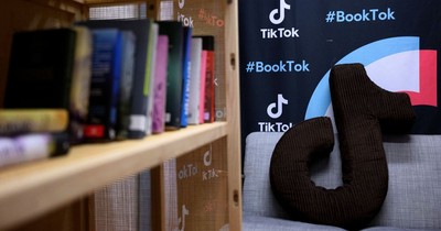 Von Dark Academia bis Cozy Fantasy: Die wichtigsten BookTok-Genres einfach erklärt