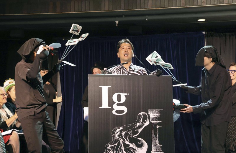 Die Verleihung des Ig-Nobelpreises an den Forscher Tomoki Kojima 2025.