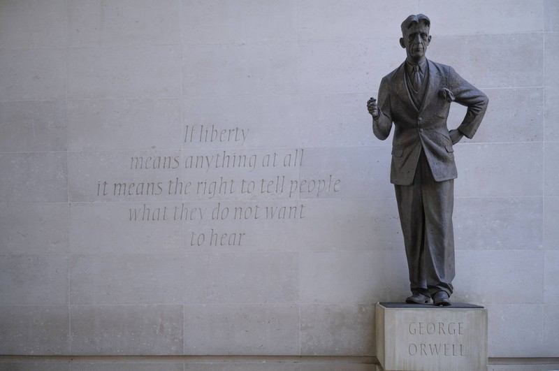 Eine Statue George Orwells in London.