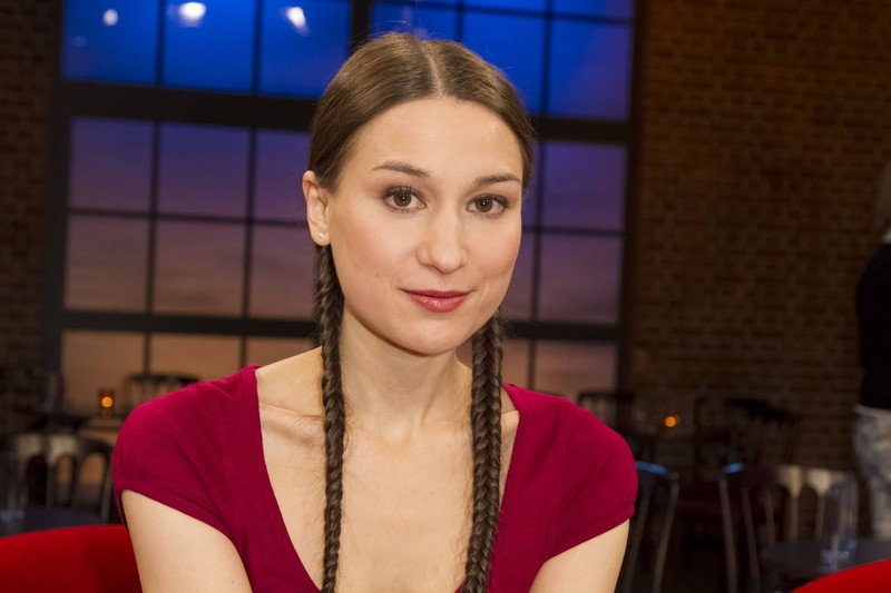 Lilly Lindner schildert in „Splitterfasernackt“ ihre berührende Geschichte.