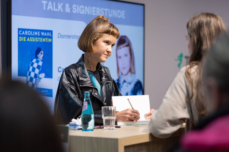 Caroline Wahl ist eine der spannendsten Stimmen der deutschsprachigen Gegenwartsliteratur.