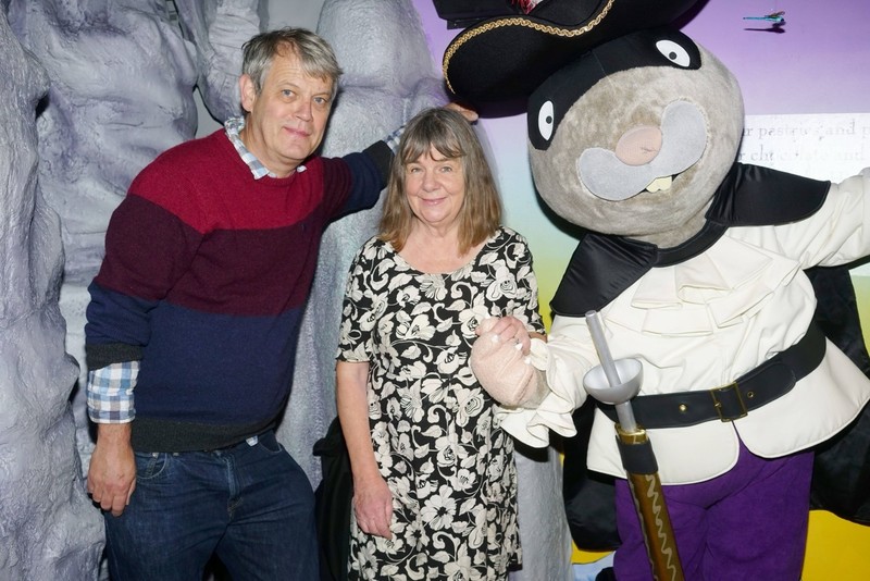 Axel Scheffler und Julia Donaldson präsentieren sich mit ihrer Buchfigur Räuber Ratte.