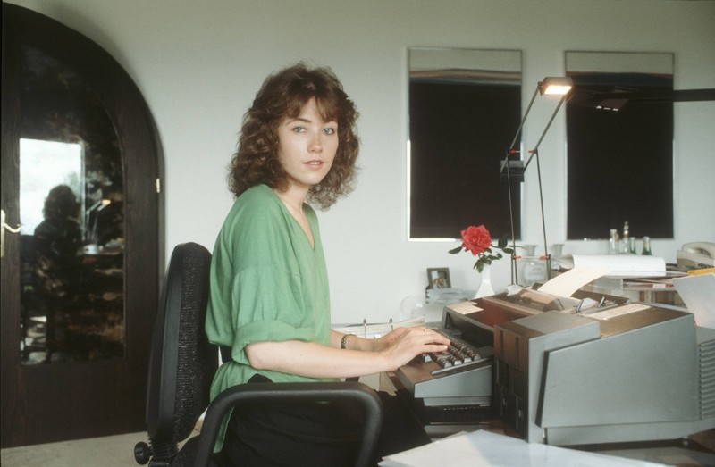 Charlotte Link an ihrer Schreibmschine in den späten 1980ern.
