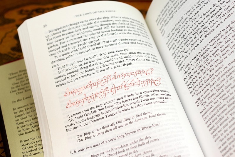 Selbst eine eigene Runenschrift gibt es für Tolkiens werk.